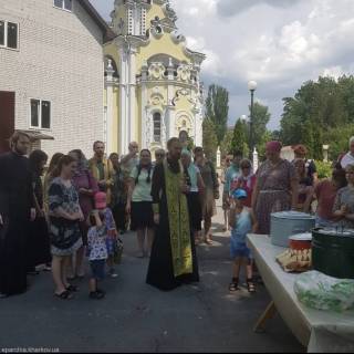 В Харькове священники УПЦ раздали обеды и продуктовые наборы нуждающимся